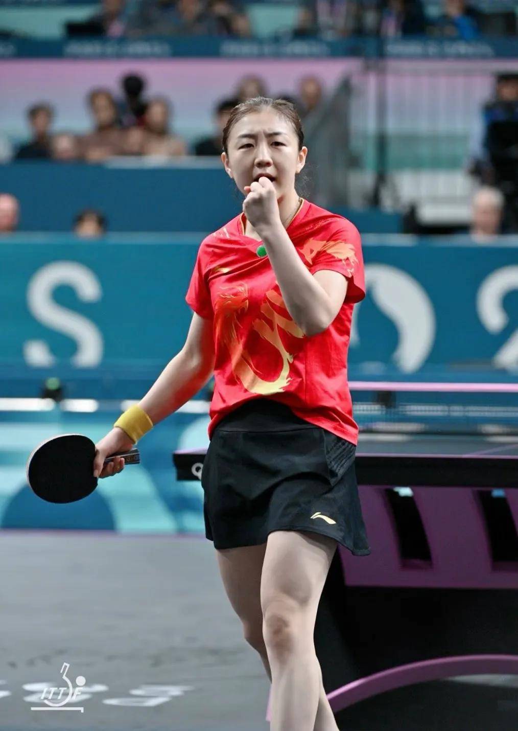 她以稳健的 她以稳健的