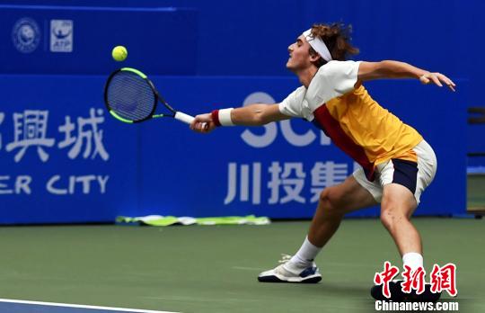 仍谈笑风生 仍谈笑风生